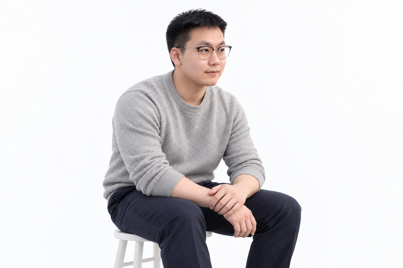 회색 니트를 입고 편안하게 앉아 있는 한우리 강사